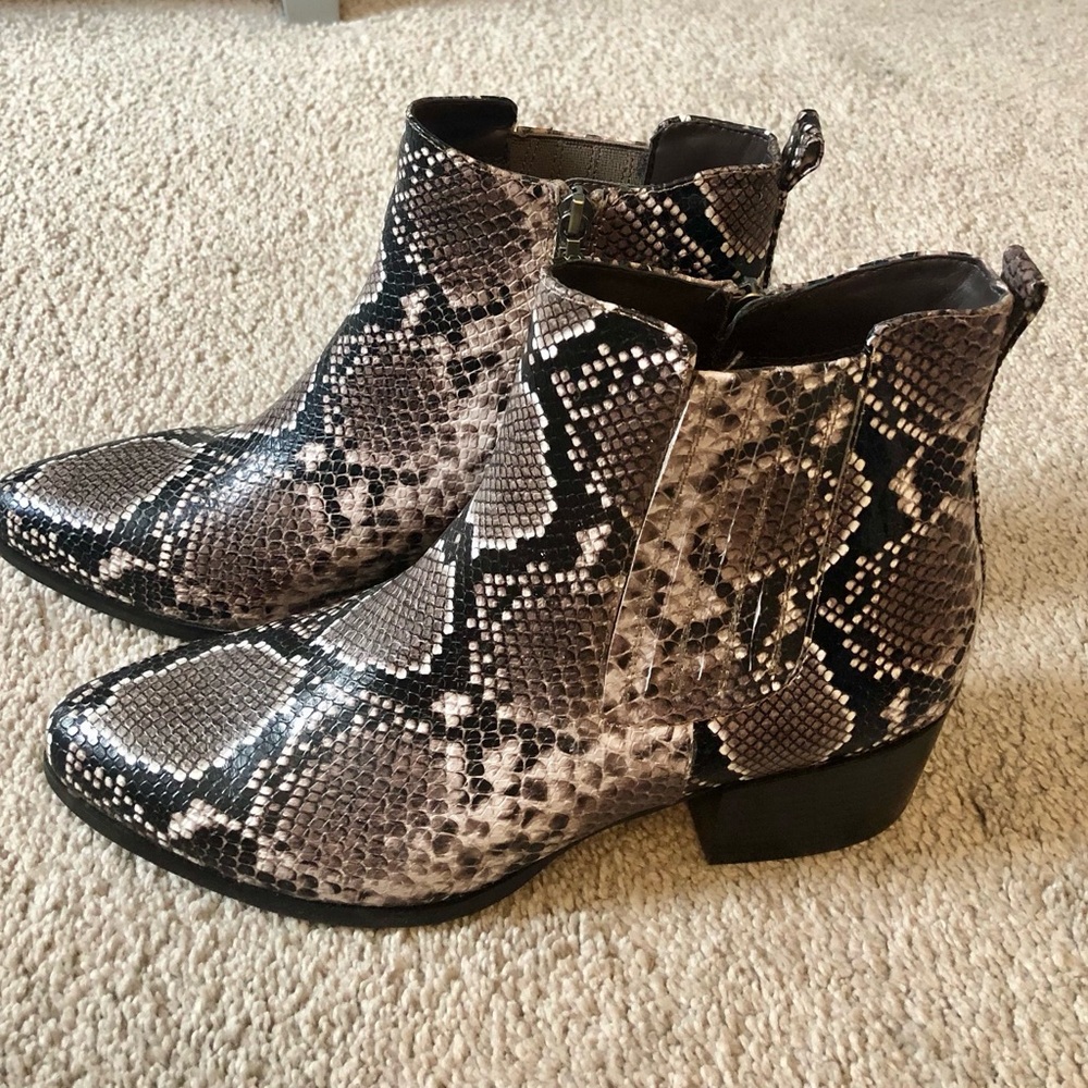 Blondo Snakeskin Pattern Ankle Boots Size 10 Like New!
